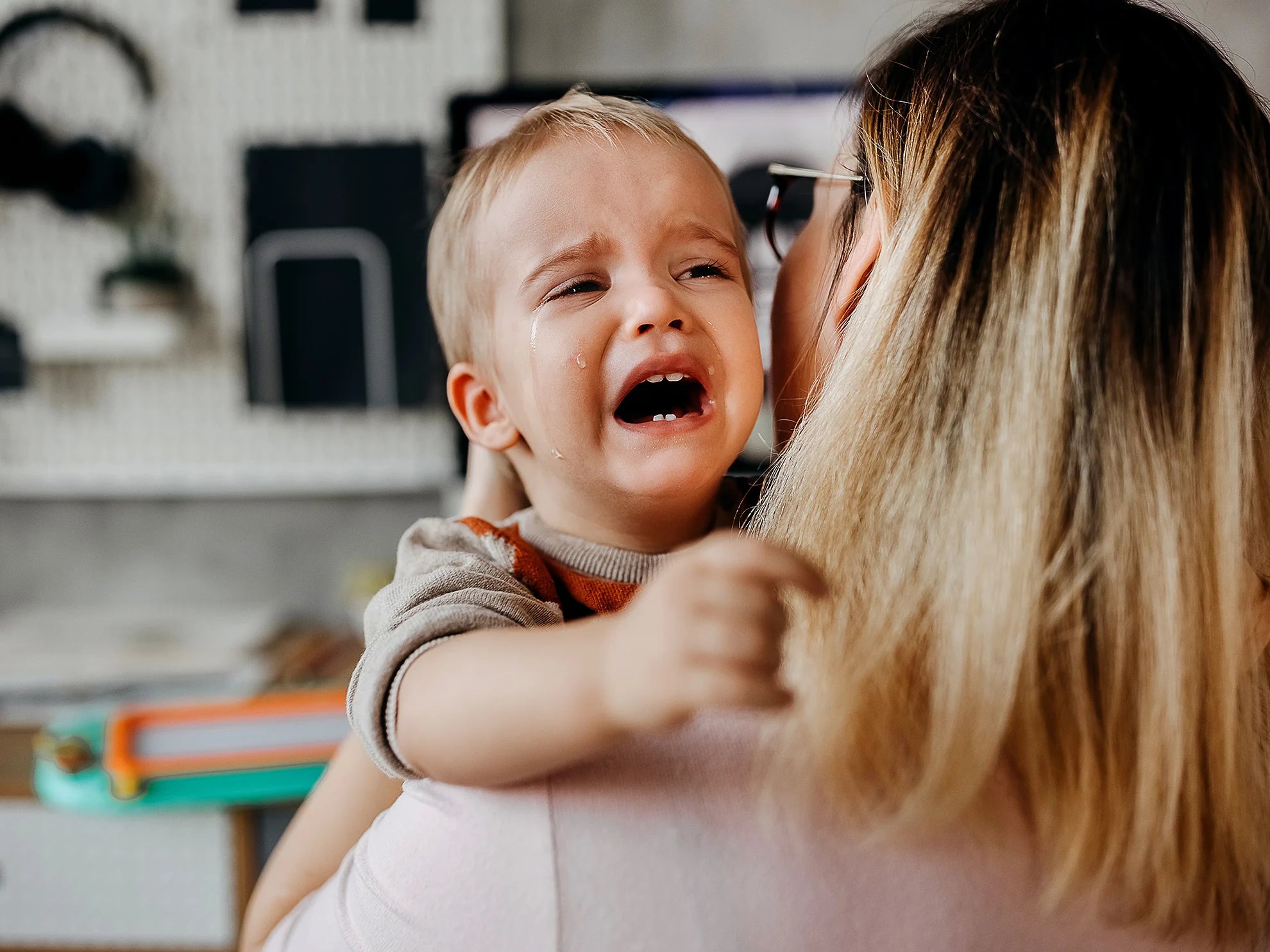 Maleni zaštitni ranac meda – mekani jastuk za bebe koji ublažava padove i čuva glavu pri prvim koracima. Beba plače u naručju mame nakon pada – stvaran trenutak koji pokazuje koliko su povrede glave česte dok bebe uče da hodaju. Maleni® zaštitni ranac stvoren je da spreči ovakve situacije i zaštiti bebine leđa i glavu od udaraca. Maleni® pomaže roditeljima da spreče suze i stres, pružajući sigurnost pri svakom koraku. Rančić.
