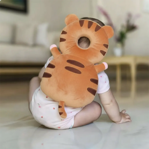 Beba nosi Maleni zaštitni ranac i mirno sedi – Maleni® jastuk za bebe pruža sigurnost i udobnost pri svakom pokretu. Roditelji kažu da su oduševljeni koliko je Maleni praktičan i mekan.Maleni® zaštitni ranac tigrić – najpopularniji Maleni jastuk za bebe koji štiti glavu i leđa tokom učenja hodanja. Maleni utisci roditelja pokazuju da bebe obožavaju svog tigrića jer je mekan, siguran i presladak. Rančić.
